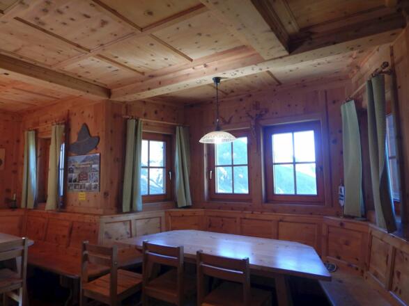 Die gemütliche Hüttenstube, gefertigt mit Zirbenholz aus der Region.