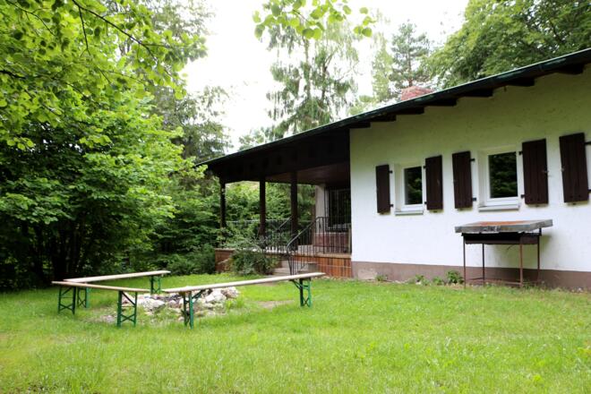 Lagerfeuerstelle neben der Hütte