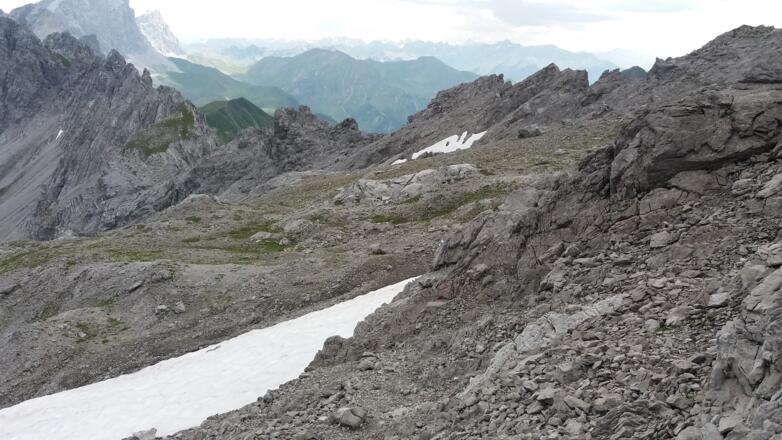 Wir nähern uns langsam der Scharte (mittig Grat, blaues Schild).