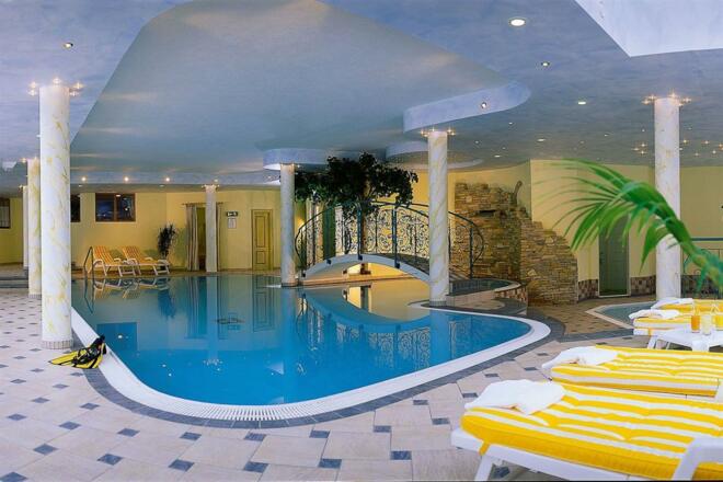 Indoor-Pool mit Panoramablick