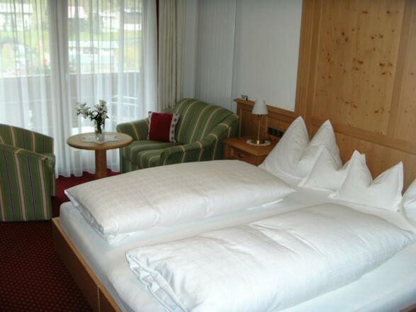 Zimmer 2 Bett mit Ausblick Balkon