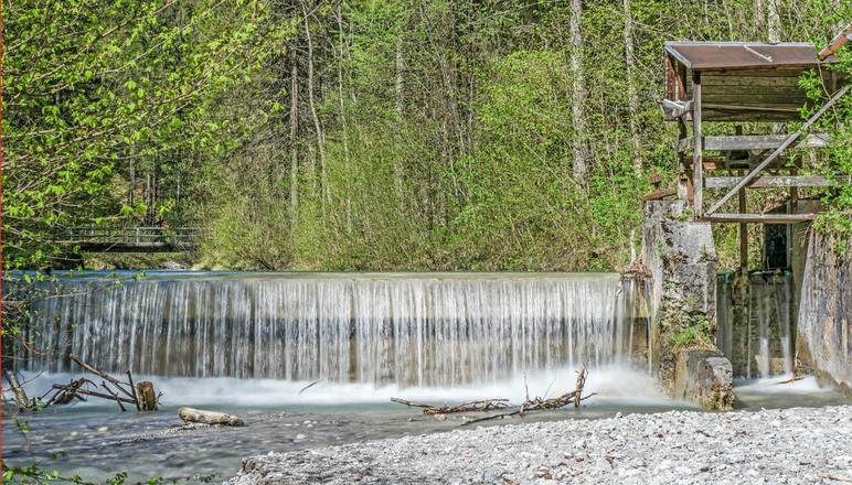 Einlasswehr Wasserrad Gießenbach - Station 17 Kieferer Energiewanderweg