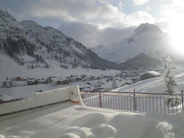 Terrasse Neuschnee Sonne