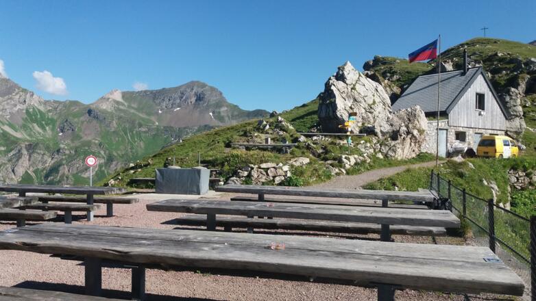 Von der Terrasse blicken wir auf den Tschingel., 2541 m.