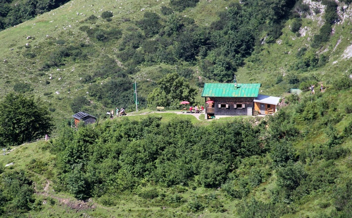 Ackerlhütte, munteres Treiben auf der Terasse.