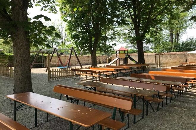Klosterbiergarten Biburg unter schattigen Kastanienbäumen_© Klosterbiergarten Biburg