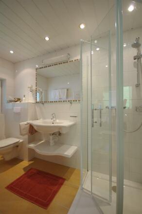 Badezimmer mit Dusche Zimmer 1, 7,8