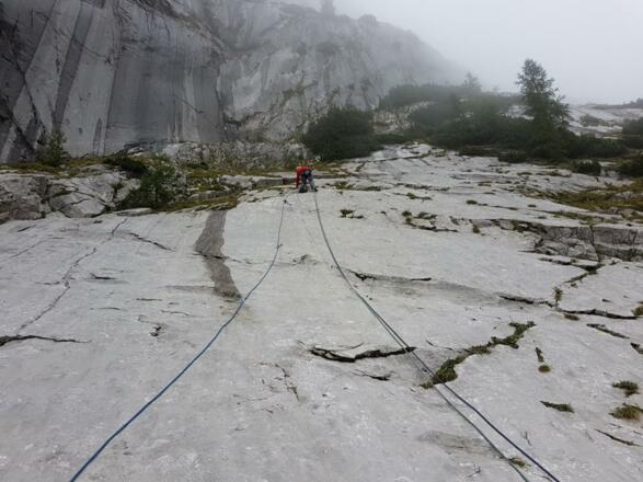 Oberhalb der ersten Seillänge im Plattenweg (III+) ist die Steinbergwand gut erkennbar (Aufbaukurs Fels und Firn)