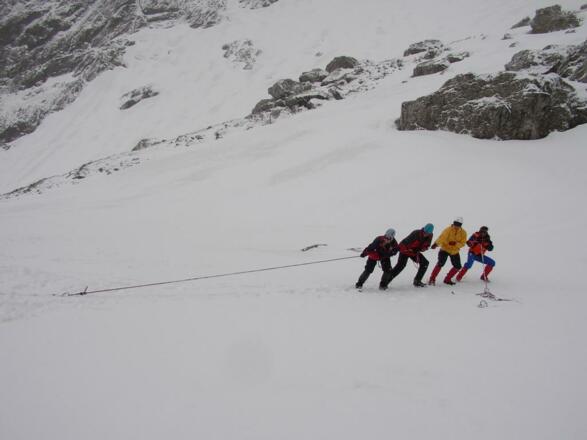 Übung: T-Anker setzen (Aufbaukurs Fels & Firn)