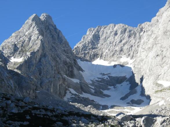 Blaueisspitze mit Gletscher zur Rechten und links die Wände des Hochkalters