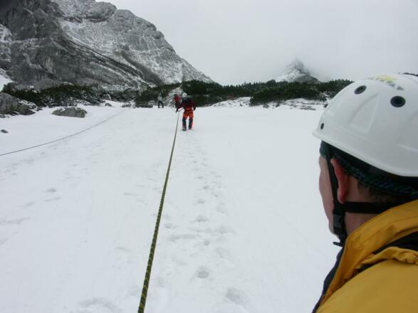 Übung: Gehen am Fixseil (Aufbaukurs Fels & Firn)