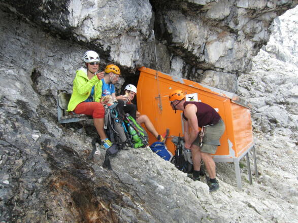 Brotzeitbank an der Biwakschachtel in der Watzman-Ostwand