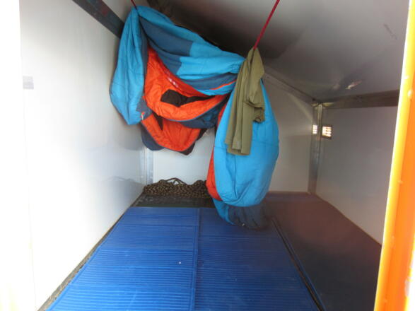 Die Biwakschachtel bietet im Notfall Platz für 4 Leute