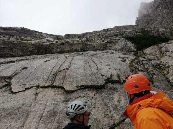 Einstieg der Kletterroute Auf die Schnelle (III+)  (Aufbaukurs Fels und Firn)