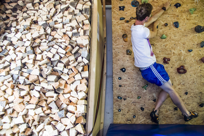 kleine Boulderwand im Haus