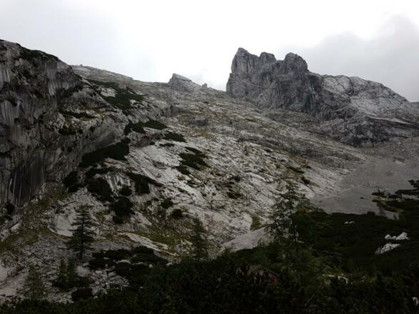 Wandbild des rechten Teils der Steinbergwand mit den beiden Kletterrouten Plattenweg und Auf die Schnelle