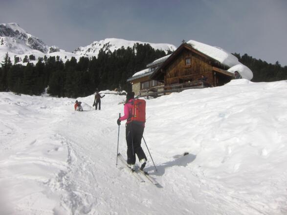 Über einen Karrenweg erreicht man bequem die Mittergrathütte (privat; kein Ausschank).