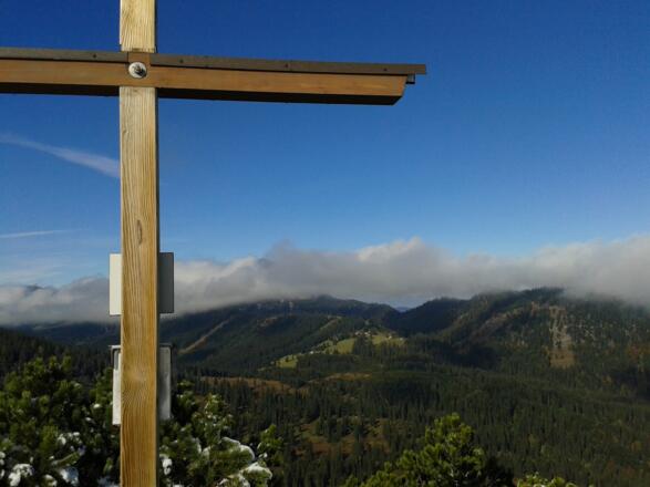der Blick vom Gipfelkreuz auf Gufferthütte und Halserspitz