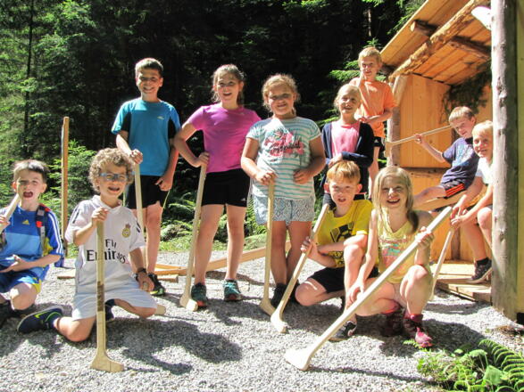 Kindern macht das Spielen besonders Spaß, hier an der Station "Plumpsklo"