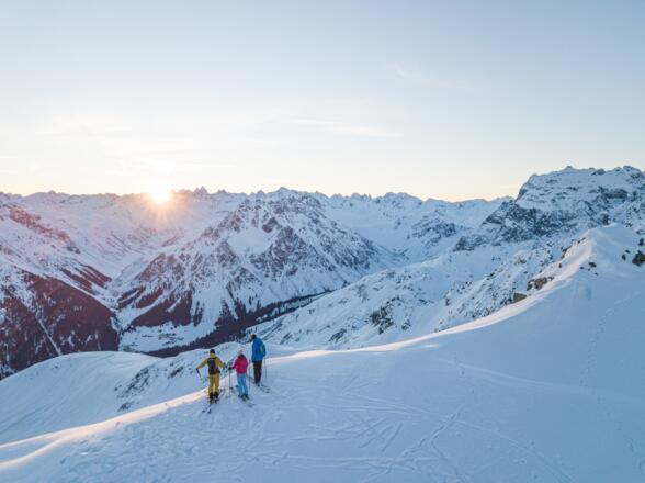 Panorama kurz vor dem Rotspitz auf das Verstaclahorn, Piz Linard und Madrisa