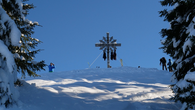 Gipfelkreuz am Sonnenkopf im Winter