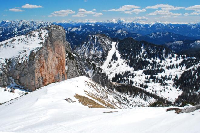 Blick von der Einfahrt in die Kleinen Stofferkar-Rinne nach Südosten zur Roten Wand und dem Skigebiet Wurzeralm