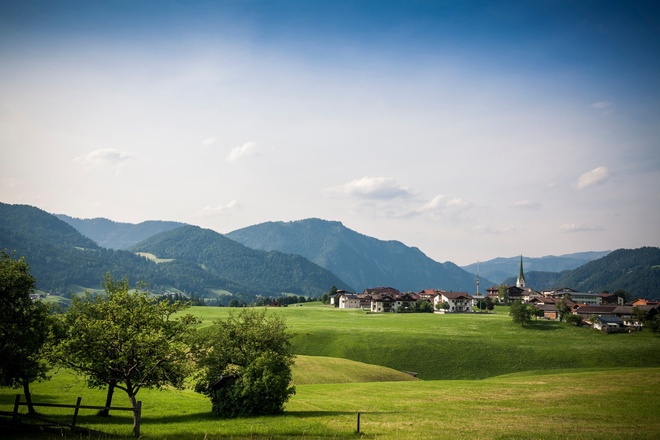 Blick auf das Dorf Brandenberg im Sommer