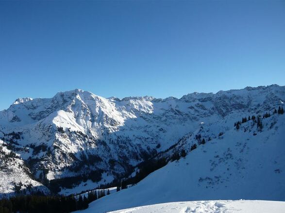Sonnenkopf Gipfel im Winter - Blick auf den Hindelanger Klettersteig
