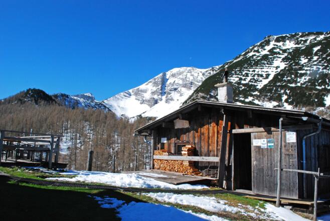 Der Winterraum der Dümlerhütte mit dem Stofferkar im Hintergrund