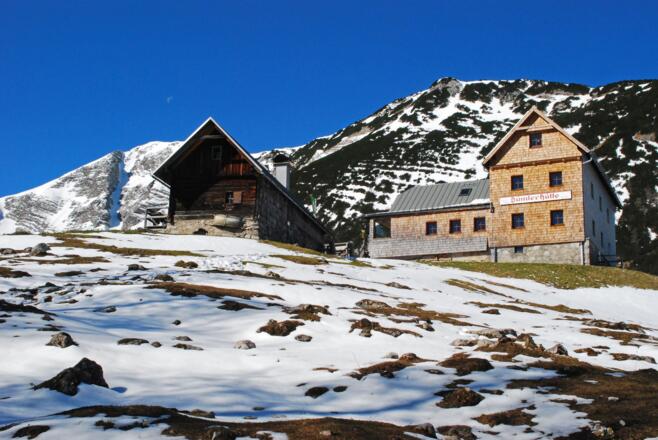 Die Dümlerhütte mit der Großen Stofferkar-Rinne im Hintergrund