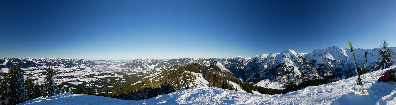 Panoramasicht vom Gipfel über das Retterschwanger Tal