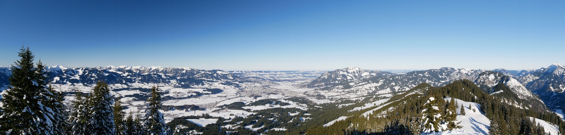 Panoramasicht vom Gipfel über das Illertal