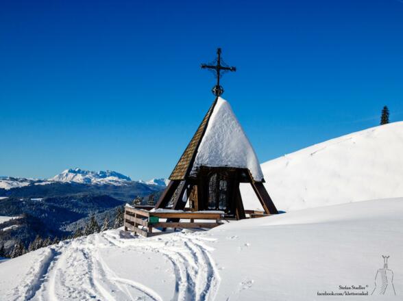 Kapelle mit Blick auf den wilden Kaiser
