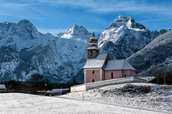 St. Antonius Kapelle in Au bei Lofer. Im Hintergrund die Loferer Steinberge