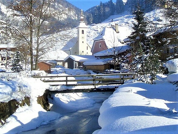 Winterwanderung in Weißbach (Blick auf Kirche)