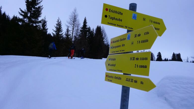 Wegweiser machen es leicht, richtig in die Route "einzufädeln".