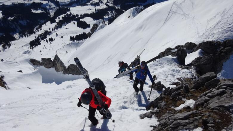... die Skier noch ein Stück weiter tragen - je nach Können und ...