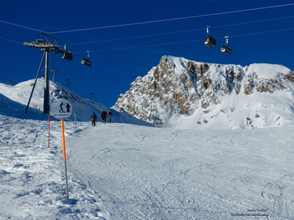 entlang der Markierungen am Rand der Piste aufwärts