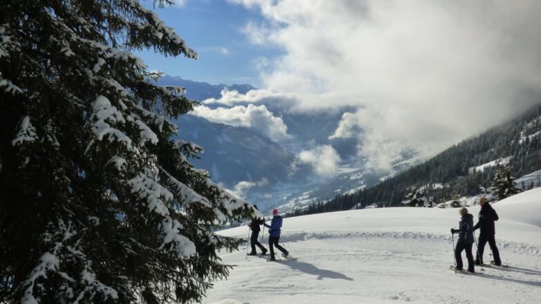 Den erstel Teil wandern wir entlang der Piste