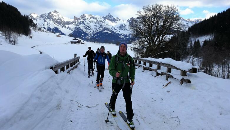 Zuerst noch ein Stück, ca. 600 m, entlang der Straße, dann ...