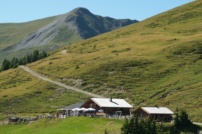 Hochsonnbergalm im Hintergrund der Gernkogel