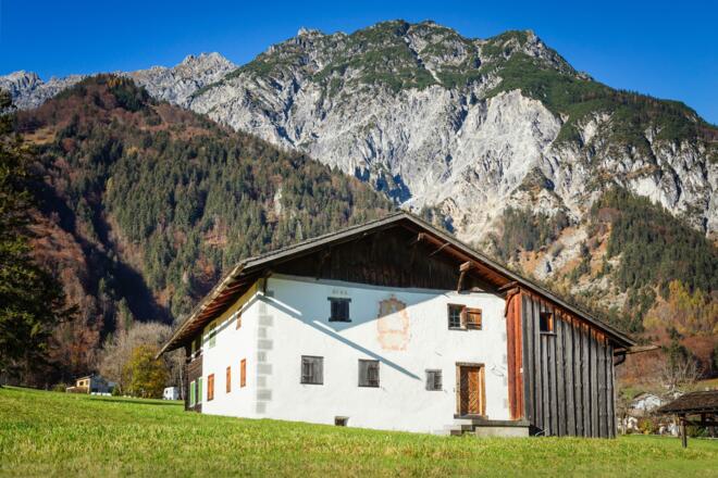 Montafoner Bauernhaus vor Vandanser Steinwand