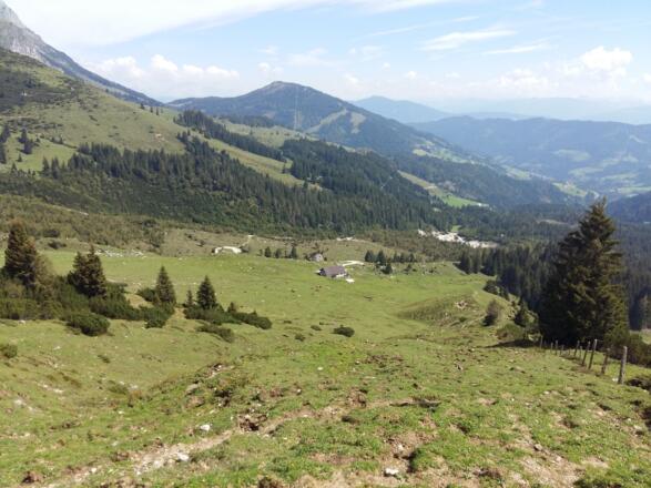 Blick vom Höhenweg hinunter zur Stegmoosalm