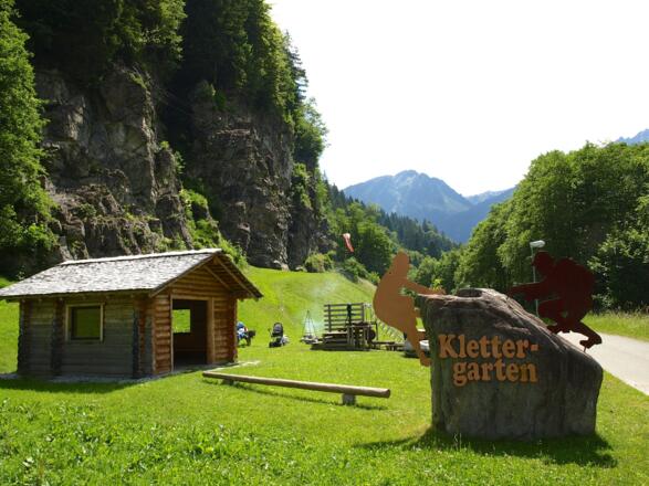 Klettern im Klettergarten Rifa