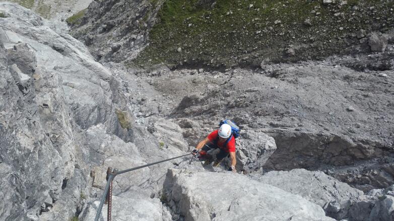 Schlüsselstelle gleich am Anfang nach der Querung. Teilweise überhängig. Viele starten auch erst hier die Tour, da bis hierher auch ein alpiner Steig führt