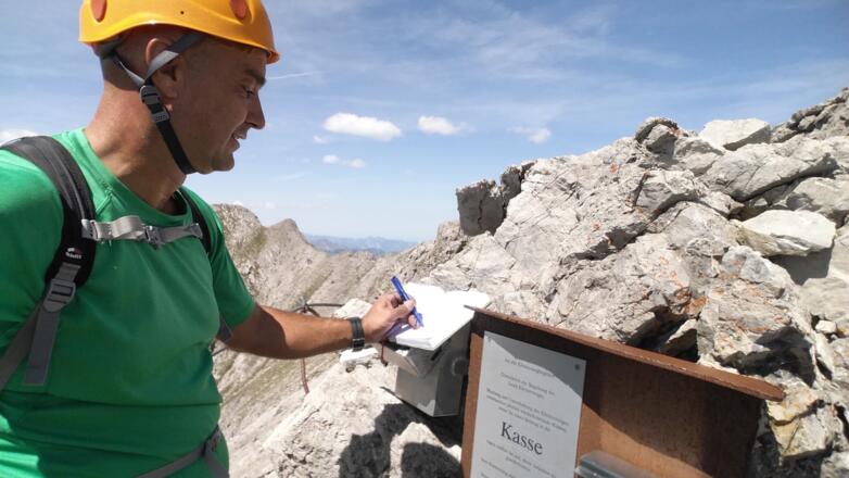 Klettersteigbuch am Ende des Klettersteigs wenige Meter unterm Gipfelkreuz