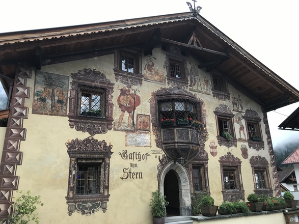 Fassadenmalerei im alten Ortskern von Oetz