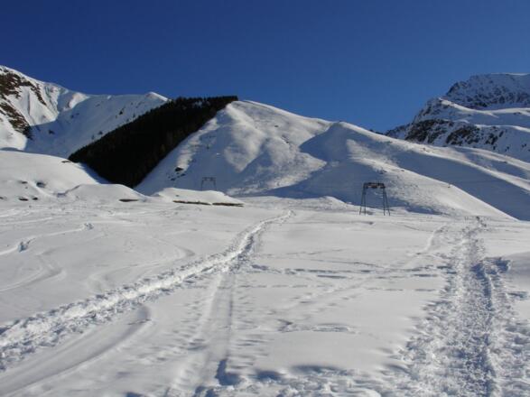 Vom Parkplatz zum Ende des Skiliftes, dann zum Bildstöckli rüberqueren