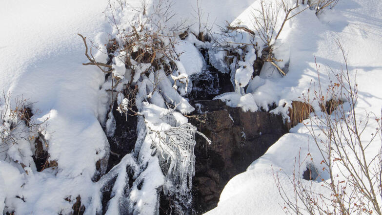 Gefrohrener Wasserfall