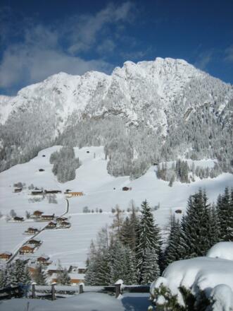 Blick von Neader auf Alpbach mit dem Gratlspitz im Hintergrund